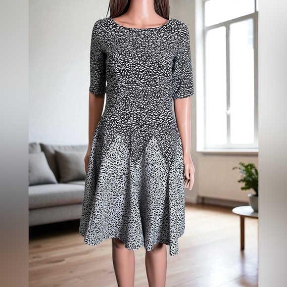 Gabby Skye Fit & Flare Dress. Light Blue & Black Geometric Print. Size 4 - Picture 2 of 10